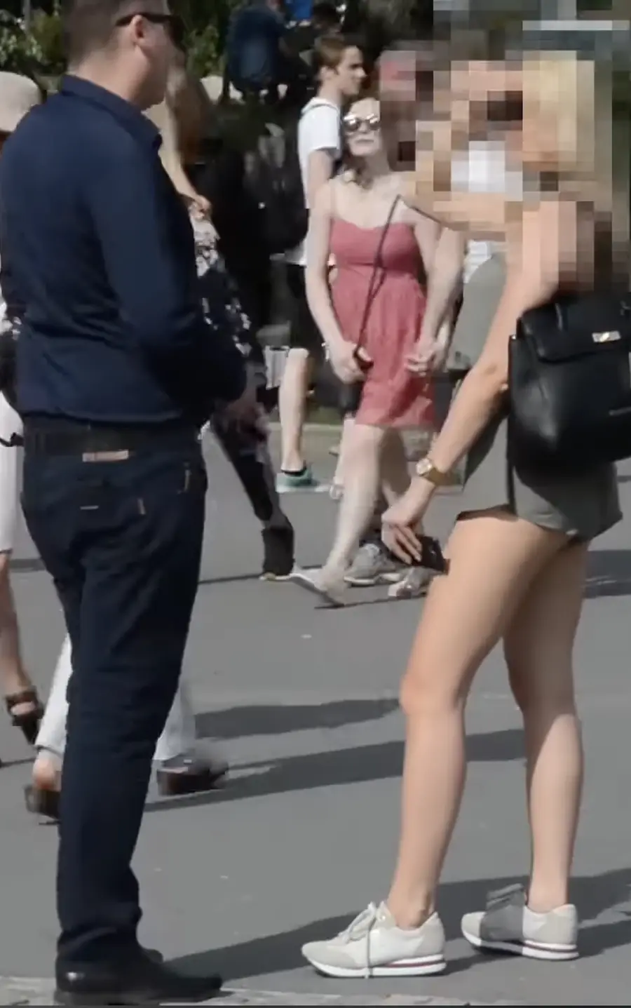 Rozmowa z kobietą na zatłoczonym deptaku
